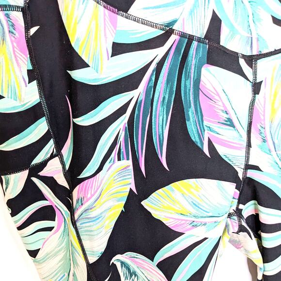 Torrid Womens 5X Leggings High Rise Tropical Performance Core Crop V Band Active - Picture 4 of 6